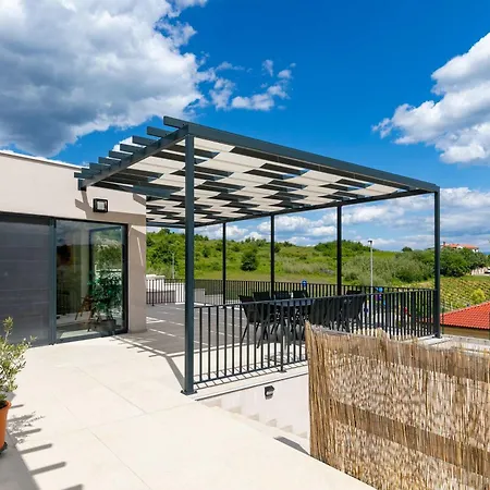 Andrea With Pool Balcony And Parking ヴィラ *