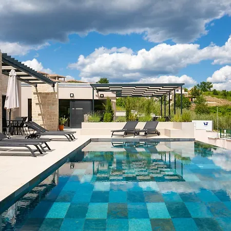 Villa Andrea With Pool Balcony And Parking