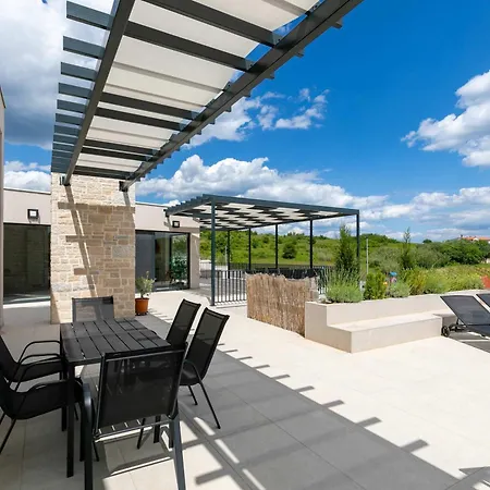 Villa Andrea With Pool Balcony And Parking