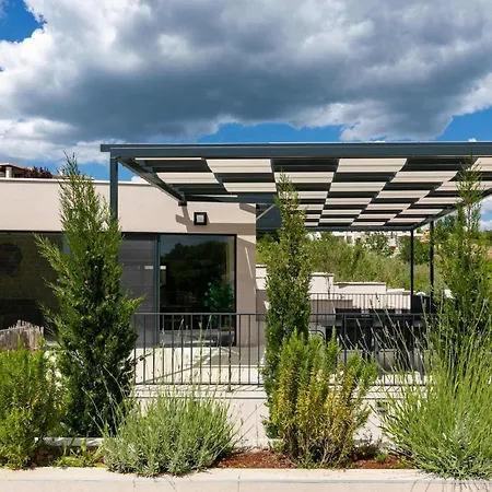 Villa Andrea With Pool Balcony And Parking *