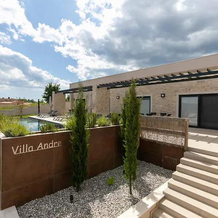 Andrea With Pool Balcony And Parking *