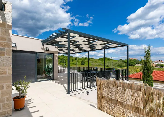 Andrea With Pool Balcony And Parking Villa *