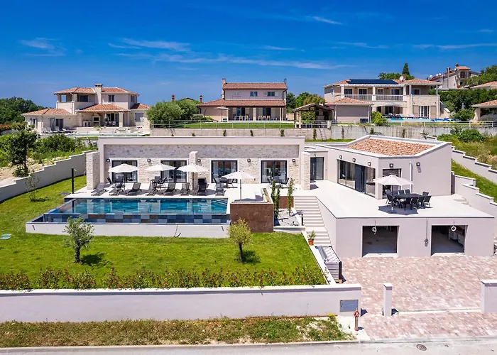 Вилла Andrea With Pool Balcony And Parking