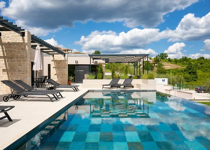 Villa Andrea With Pool Balcony And Parking