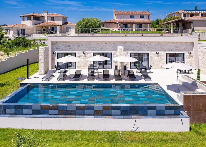Andrea With Pool Balcony And Parking Vižinada