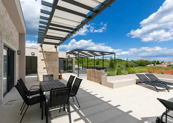 Villa Andrea With Pool Balcony And Parking